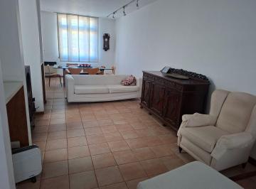 Casa · 220m² · 5 Ambientes · 1 Cochera · Impecable Casa con Jardin