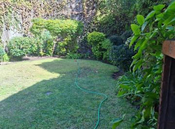 Casa · 220m² · 4 Ambientes · 1 Cochera · Impecable Casa con Jardin