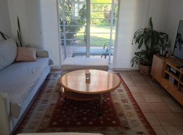 Casa · 220m² · 4 Ambientes · 1 Cochera · Impecable Casa con Jardin