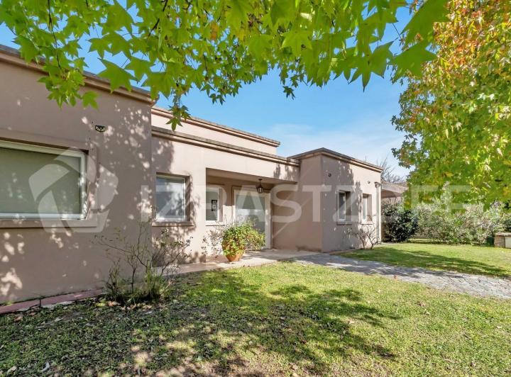 Casa · 220m² · 5 Ambientes · 2 Cocheras