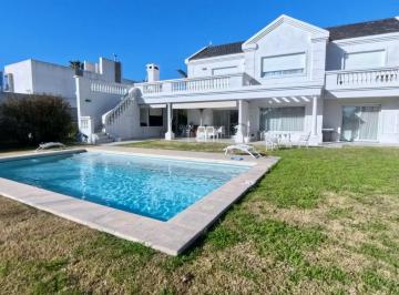 Casa · 996m² · 4 Dormitorios · 2 Cocheras · Casa en Miraflores (Funes Hills)