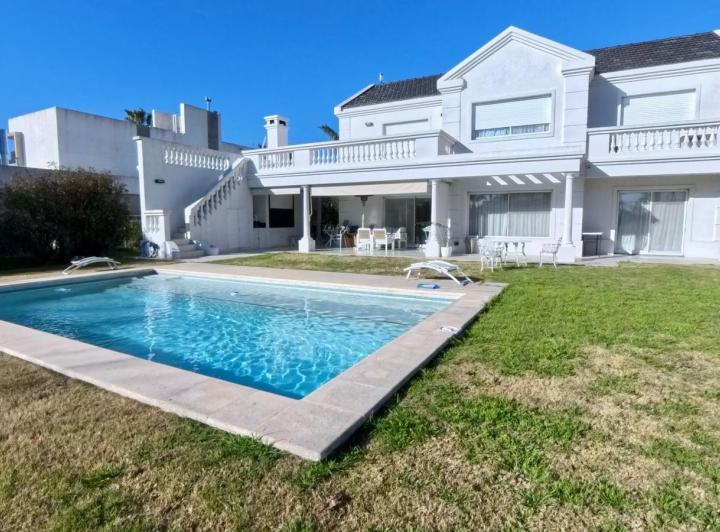 Casa · 996m² · 4 Dormitorios · 2 Cocheras