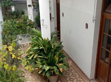 Casa · 138m² · 6 Ambientes · 1 Cochera · Venta Casa 6 Ambientes Parque Patricios con Patio y Terraza