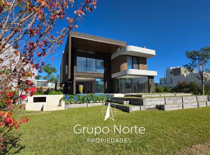 Casa · 550m² · 8 Ambientes · 6 Cocheras