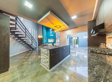 Casa · 240m² · 5 Ambientes · 2 Cocheras · Casa en Venta Tres Dorm. Apta Crédito
