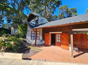 Casa · 160m² · 3 Ambientes · Casa en Alquiler en Sierra de Los Padres con Pileta