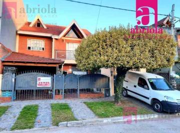 Casa · 130m² · 4 Ambientes · 2 Cocheras · Casa - Ezpeleta Este