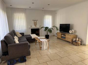 Casa · 220m² · 4 Ambientes · 2 Cocheras · Casa en Fincas de Iraola en Alquiler Anual