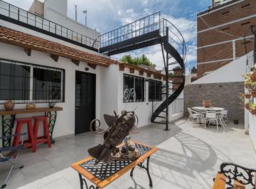 Casa · 260m² · 8 Ambientes · 1 Cochera · Hermosa Casa en Venta en Mendoza y Melián!