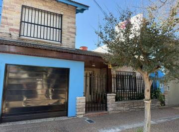 Casa · 215m² · 4 Ambientes · 1 Cochera · Oportunidad Única en Munro: Casa + Local Comercial