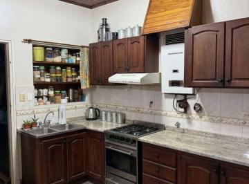 Casa · 215m² · 4 Ambientes · 1 Cochera · Oportunidad Única en Munro: Casa + Local Comercial