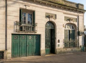 Casa · 180m² · 7 Ambientes · 1 Cochera · Casa en Venta en La Plata.