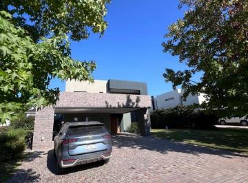 Casa de 4 ambientes, Esteban Echeverría · Alquiler Casa en Los Naranjos.