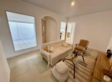Casa · 148m² · 4 Ambientes · 1 Cochera · Casa Chalet en Venta en La Plata, G. B. a. Zona Sur