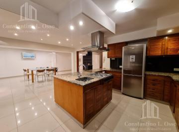Casa · 350m² · 5 Ambientes · 1 Cochera · Casa con Jardin - 4 Ambientes - en Lomas de Zamora