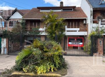 Casa · 350m² · 5 Ambientes · 1 Cochera · Casa con Jardin - 4 Ambientes - en Lomas de Zamora
