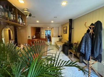 Casa · 201m² · 5 Ambientes · 2 Cocheras · Venta - Duplex - Flores - Frente a La Placita 11 de Noviembre - Suite - Dep de Servicio - Cocheras - Patio - Balcon