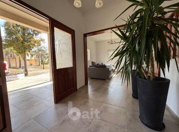 Foto · Casa a La Venta en Los Cielos, 4 Dorm., Escritorio y Pileta.