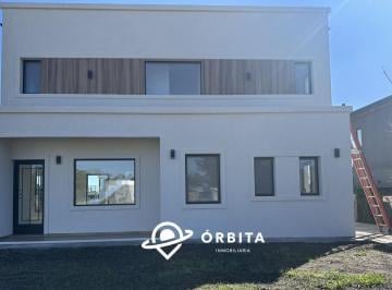 Casa · 135m² · 4 Ambientes · 2 Cocheras · Casa en Venta en Barrio Santa Elisa, Pilar del Este