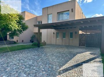Casa · 350m² · 9 Ambientes · 4 Cocheras · Casa en Talar del Lago II