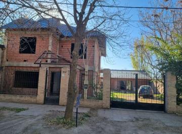 Casa · 279m² · 8 Ambientes · Se Vende Casa a Terminar con Quincho en Centenario