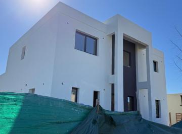 Casa · 180m² · 6 Ambientes · Espectacular Casa en Venta en Santa Sofía, Pilar del Este, Pilar