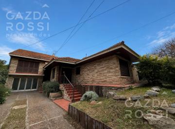 Casa · 348m² · 7 Ambientes · 2 Cocheras · Casa en Venta en Adrogue