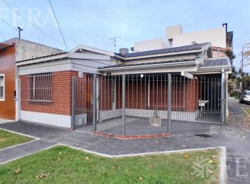 PH · 33m² · 2 Ambientes · 1 Cochera · Alquiler de Departamento Tipo Casa de 2 Ambientes en Bernal