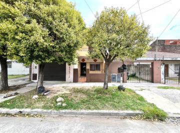 Casa · 246m² · 5 Ambientes · 2 Cocheras · Venta de Casa Multifamiliar Mas Local, jose Leon Suarez