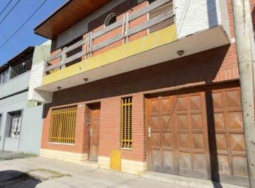 Casa de 5 ambientes, Lanús · Hermoso Chalet de 5 Ambientes con Jardín, Quincho y Cochera