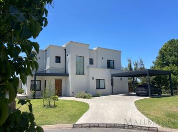 Casa · 264m² · 6 Ambientes · 6 Cocheras · Casa en Alquiler 4 Dorm. Pilará