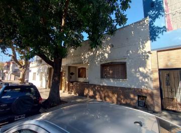 Casa · 178m² · 5 Ambientes · Venta de Casa Multifamiliar a Refaccionar Villa Lugano