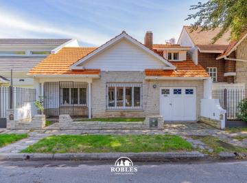 Casa · 142m² · 3 Ambientes · 1 Cochera · Chalet Ideal Uso Profesional, en El Barrio Los Troncos