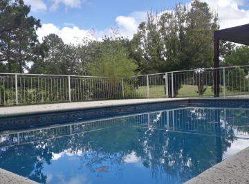 Casa · 240m² · 6 Ambientes · 2 Cocheras · Casa Sana y Sólida, Buen Estado, con un Lote Al Golf Único de 930 m² con 40 m de Frente