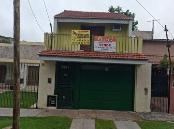 PH de 3 ambientes, Morón · Casa 3 Amb Al Fte. C/cochera y Patio 6 Cdra de Av Perón