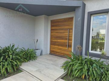 Casa · 290m² · 3 Dormitorios · 1 Cochera · Casa en Fincas de San Vicente