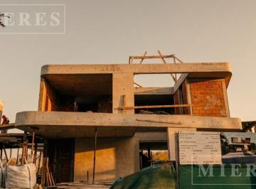 Casa · 227m² · 6 Ambientes · 2 Cocheras · Casa en Venta en Los Cardos, Pilar