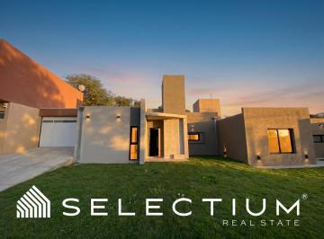 Casa · 300m² · 4 Ambientes · 2 Cocheras · (Apto Crédito) a Estrenar en Villa Catalina, Unquillo: 2 Dorm. Patio con Asador y Entrega Inmediata