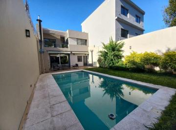 Casa · 274m² · 5 Ambientes · 3 Cocheras · Venta Casa 5 Amb Cochera, Parque, Pileta y Parilla