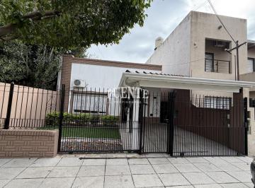 Casa · 210m² · 9 Ambientes · 2 Cocheras · Casa en Banfield Este