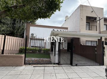 Casa · 210m² · 9 Ambientes · 2 Cocheras · Casa en Banfield Este