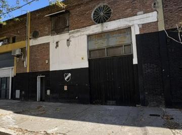 Depósito de 2 ambientes, Monte Castro · Excelente Depósito Entrada Camión. Floresta. 300 m² Gas Industrial. Oficina 40 m². 2 Baños. Mixtura 1