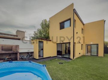 Casa · 100m² · 4 Ambientes · 2 Cocheras · Casas con Patio en Venta en City Bell