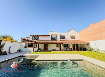Foto · Casa en Venta - Villa Belgrano - 4 Dorm. - Gran Patio y Piscina