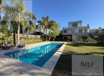 Casa · 135m² · 8 Ambientes · 7 Cocheras · Casa en Santa Catalina