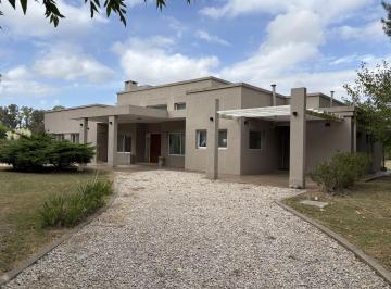 Casa · 5 Ambientes · 2 Cocheras · Casa en Venta en Campos de Roca II – Ruta 2