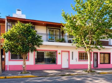 Casa de 5 ambientes, General San Martín · Impecable Casa Para Dos Familias | Amplios Ambientes, Jardín y Patio