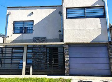 Casa de 5 ambientes, Quilmes · Se Vende Casa en Zona Residencial de Quilmes (330 m², Piscina, Quincho, Suite, Cochera, Apta Bco.)
