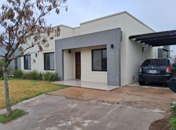 Casa · 101m² · 4 Ambientes · 2 Cocheras · Disponible!