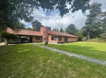 Quinta vacacional · 180m² · 4 Ambientes · 2 Cocheras · Quinta Sobre Lote de 2.500 m² con Pileta, Quincho, Cancha de